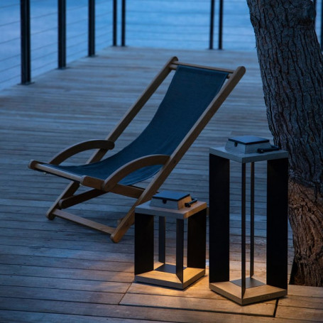 Lanterne LED solaire Teckalu en teck et aluminium laqué noir - Les Jardins