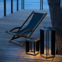 Lanterne LED solaire Teckalu en teck et aluminium laqué noir - Les Jardins