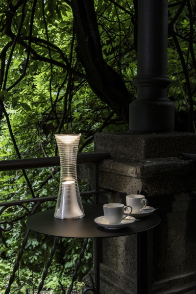 Lampe portative sur la terrasse